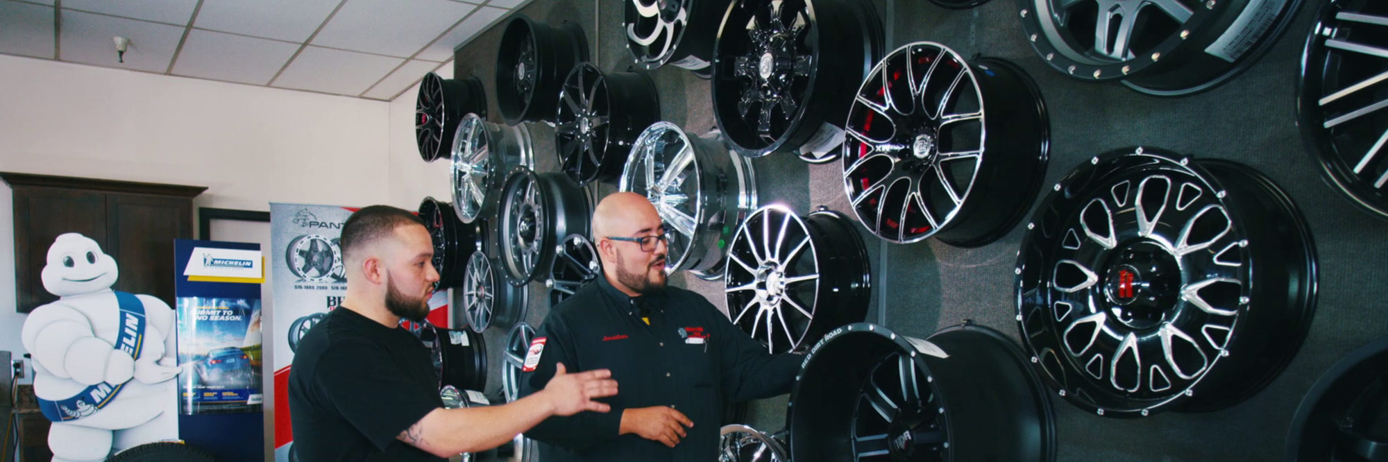 2 personnel choosing tire plates